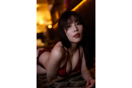 小日向ゆか、バーカウンターで挑発的なポーズ!新作写真集が発売に 画像