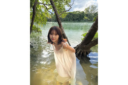 田中美久、谷間ちら見せワンピから大胆ビキニへ! 2つの“みくりん”楽しめるオフショ投稿 画像