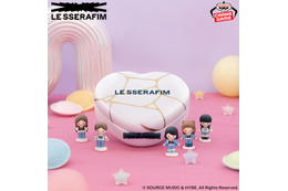 LE SSERAFIMが初のドールフィギュア化! メンバーたちがデニム衣装でミニチュアに 画像