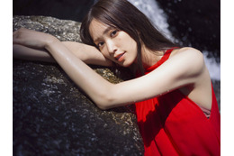 ジャングルの中に“女神”降臨! 日向坂46・佐々木久美の1st写真集先行カット第5弾公開 画像