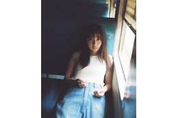 上白石萌歌、スリランカ旅で“素”を丸出しに! 写真集『charm charm』発売決定 画像