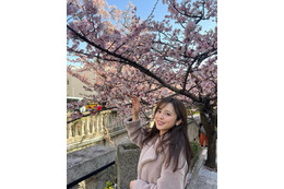 久慈暁子、ひと足早い“お花見ショット”公開! 画像