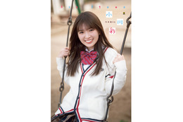 乃木坂46・小川彩、“あーやスマイル”輝く制服グラビア!「きらきら感が伝わったら嬉しいです♡」 画像