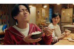 永瀬廉と坂井真紀が家族役で初共演！ 「AJINOMOTO BRANDギョーザ」CMで“ラス1”をめぐる攻防 画像