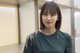 吉岡里帆、ヘプバーンが愛用したバッグ身につけイベント登場 画像