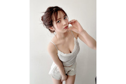 黒嵜菜々子、谷間ちら見せのショーパン姿でファン誘惑「推してくれる？」 画像