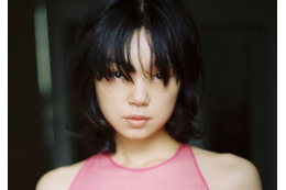 古川琴音、写真家・松岡一哲と7年ぶりの再タッグ！ 衝撃の写真集完成 画像