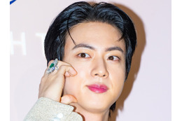 いったい何が?BTS・JIN、長く整った“美脚”も印象的だが…疲れ果て短パンで地面に寝そべる姿が注目【PHOTO】 画像