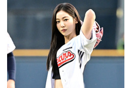 『イカゲーム2』女優、韓国プロ野球始球式でノーバン投球!美貌チラ見せの豪快ピッチング激写【PHOTO】 画像