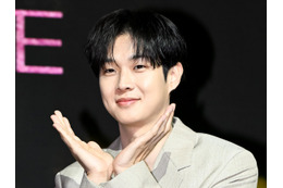 えっ、本当に35歳?俳優チェ・ウシク、爽やか春コーデでファンを魅了!撮影現場の裏側大公開 画像