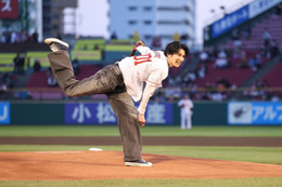 渡邊圭祐、楽天対日ハムの始球式で岩隈リスペクトのフォームを披露！