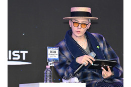 “教授G-DRAGON”が漂わせる知性と色気――らしさ貫く遊び心満点スタイルに反響 画像