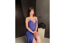胸元ざっくり、ボディラインくっきり！ 鈴木ふみ奈のドレス姿がセクシーすぎる… 画像