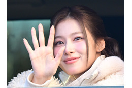シースルーから溢れ出る色気…TWICE・サナ、“攻め衣装”で見せた大人の余裕【PHOTO】 画像