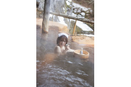 「ウマ娘」声優・夏吉ゆうこ、露天風呂でも呑む♪“お酒好き”を象徴するカット公開!初の写真集発売 画像