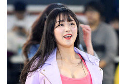 韓国チアガール、思わず目が行くピンク色キャミ姿に反響多数!完璧スタイルに「胸キュン美女」「魅力的」の声【PHOTO】 画像