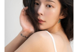 “ブラレス・素肌コート”で話題の韓国女性歌手、7kg減でアップデート!「注意報発令」の声も 画像
