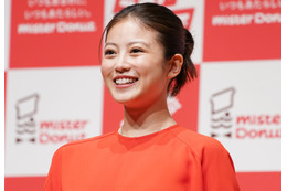 今田美桜、魅惑の“ミニスカ”スタイルにファンうっとり…『sweet』表紙の別カットが話題 画像