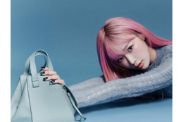 「海辺デートみたい…」aespa・ジゼル、ビーチで魅せたピンクヘア×夕陽ショットにファンうっとり【PHOTO】 画像