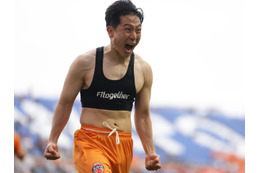 ユニホーム脱いで感情爆発!元横浜FMナム・テヒ、華麗な右足ボレーで記念すべき韓国Kリーグ初ゴール 画像