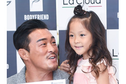 秋山成勲の娘チュ・サラン(13)、雑誌撮影中に号泣…父も目を潤ませたその理由とは? 画像