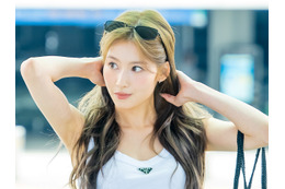 TWICEサナ、タイトなヒョウ柄ミニスカ衣装で大興奮!ライブ参戦SHOTに「ノリノリなの可愛すぎ!」の声【PHOTO】 画像