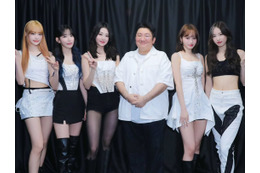 さらに痩せた？“BTSの父”、今度はLE SSERAFIMと一緒にギャルピース【PHOTO】 画像