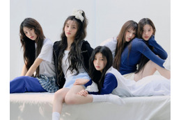 ILLIT、真っ白衣装で“ホワイトチョコ妖精”に!バンドライブで透き通る歌声披露 画像