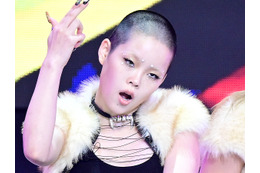 坊主以上のインパクト!XG・COCONAが“スキンヘッド”に衝撃変身、アイドルの域超えた「美の新境地」 画像
