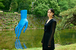 山本美月、シックな装いでアートイベントに登場! 「できれば絵本を描いてみたい」 画像