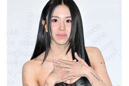腕のタトゥーもチラ見せ…26歳になったTWICEチェヨン、誕生日ケーキを前に満面の“舌ペロ笑顔”！【PHOTO】 画像