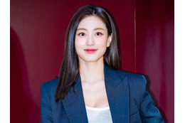 えっ、ジヒョが明治神宮前駅のホームに!? TWICEリーダーの“東京観光SHOT”に視線釘付け【PHOTO】 画像