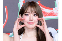 LE SSERAFIM・宮脇咲良、大人可愛い清楚ワンピ姿にファンうっとり…【PHOTO】 画像