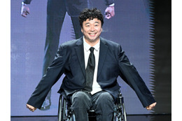 “下半身麻痺”で車椅子生活の韓国歌手、ガソリンスタンドで手伝ってもらえず激怒「商売するな」 画像