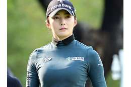 脚、細すぎない?日本でも活動した“美しすぎる”韓国女子ゴルファー、貫禄のスリム美貌を堂々披露【PHOTO】 画像