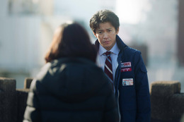 小栗旬と桜井ユキが対峙する緊迫のシーンも…映画『フロントライン』場面写真が解禁