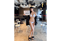 Iカップ現役慶應生・工藤梨菜、圧巻の純白ビキニ姿で“ご報告”！「このたび…」