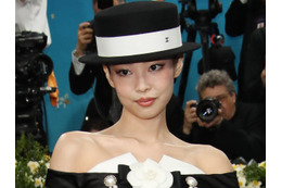 BLACKPINK・ジェニー、製作時間“330時間”の衣装でMet Galaに登場!「人間シャネル」の美しさを発揮 画像