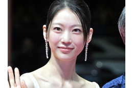 TWICEジョンヨンの“実姉”女優がまるでプリンセス!「本当に綺麗すぎ」と絶賛のドレス姿【PHOTO】 画像