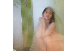 小池里奈、曇りガラス越しに“むっちり”美ボディ披露！「素敵過ぎる」「めちゃめちゃSexy」