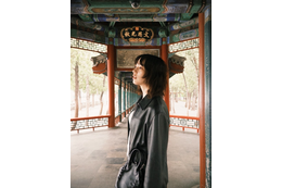 のん、中国旅の思い出ショット公開！ 黒ジャケット×デニム姿にファン「カッケー」「松田優作を思わせる…」