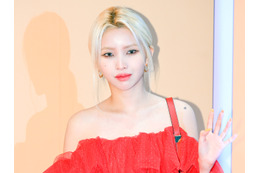 「透けすぎて直視できない…」i-dle・ソヨン、色気あふれる大胆シースルー衣装でファンを魅了【PHOTO】 画像