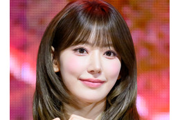 LE SSERAFIM・宮脇咲良、“胸元パックリ”キャミ姿で抜群スタイル披露！「レベチ」【PHOTO】 画像