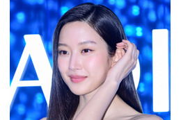 “限界ギリギリ”の衣装で再登場…ムン・ガヨン、露出多めの白ドレス姿に会場釘付け【独自写真】 画像