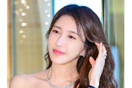 これぞ女神降臨…『ペントハウス』美人女優、至高のチューブトップドレス姿で魅せた“洗練美”【独自写真】 画像