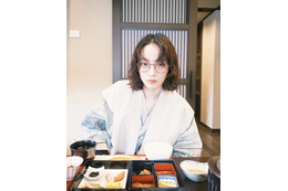 のん、眼鏡＆浴衣姿に「透けるように美しい」 温泉旅行の朝食ショットを公開