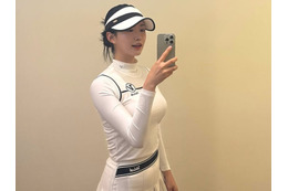 「び、美女だ…」韓国女子ゴルファー、スリム体型際立つ全身白ウェアSHOTに釘付け「ちょっと痩せた?」【PHOTO】 画像