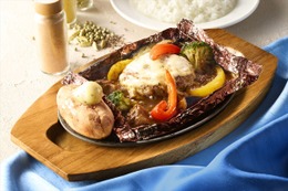 ココス、みずみずしい夏野菜を使用した「夏野菜とチーズのカレー包み焼きハンバーグ」など29日より登場