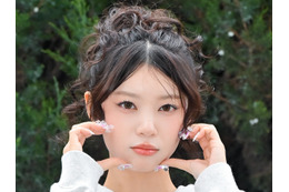 “日本人メンバー”ILLIT・モカ、重めの前髪ぱっつんロングが好評！「黒猫」のような一味違う雰囲気【PHOTO】 画像
