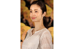 上戸彩、『東カレ』表紙に“1年ぶり”カムバック！ 銀座フレンチで変わらぬ美貌放つ